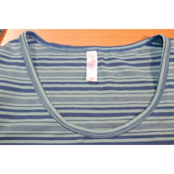 Womens Lularoe Lynnae Long Sleeve Shirt Top XS Blue Teal Striped NWT - Picture 3 of 6